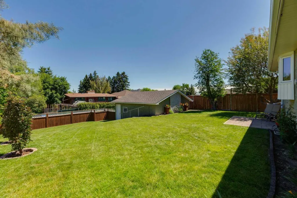 612 Cantrell Place SW Calgary AB T2W 2E5