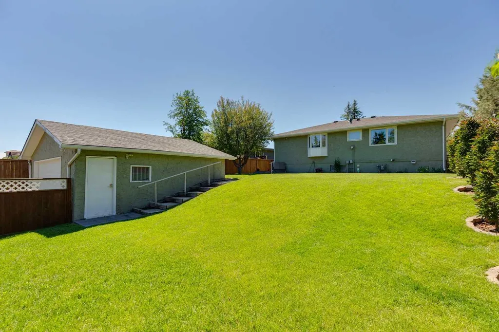 612 Cantrell Place SW Calgary AB T2W 2E5