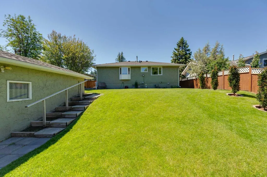612 Cantrell Place SW Calgary AB T2W 2E5