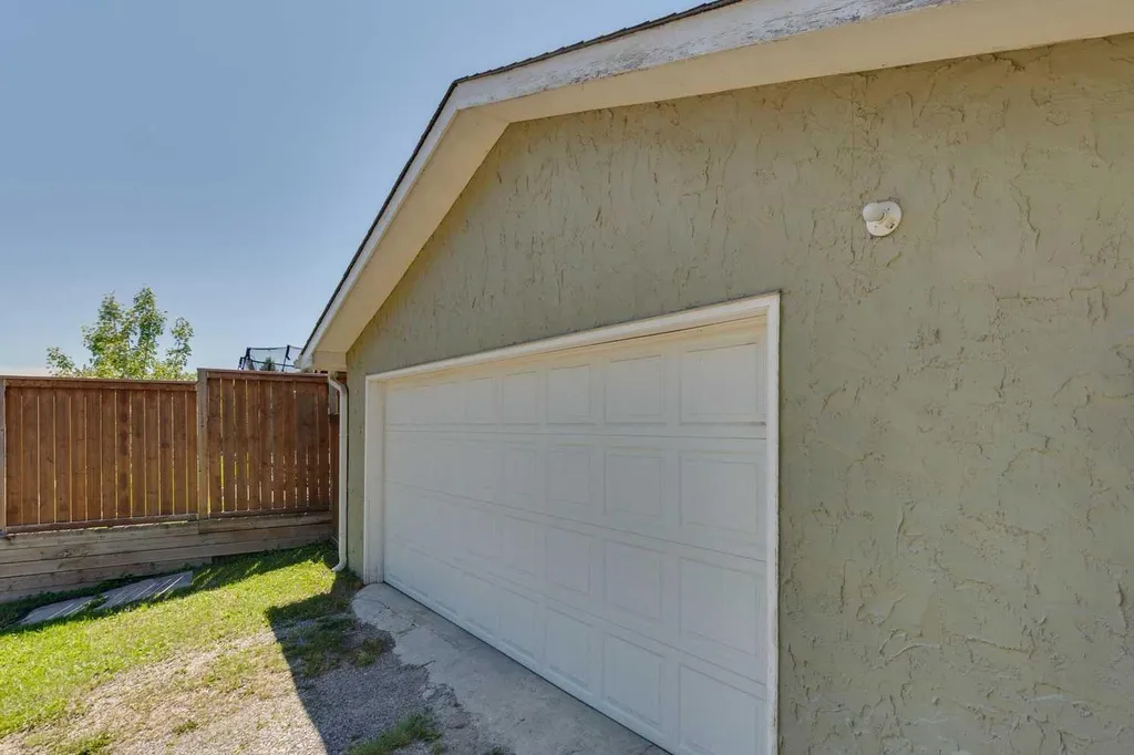 612 Cantrell Place SW Calgary AB T2W 2E5