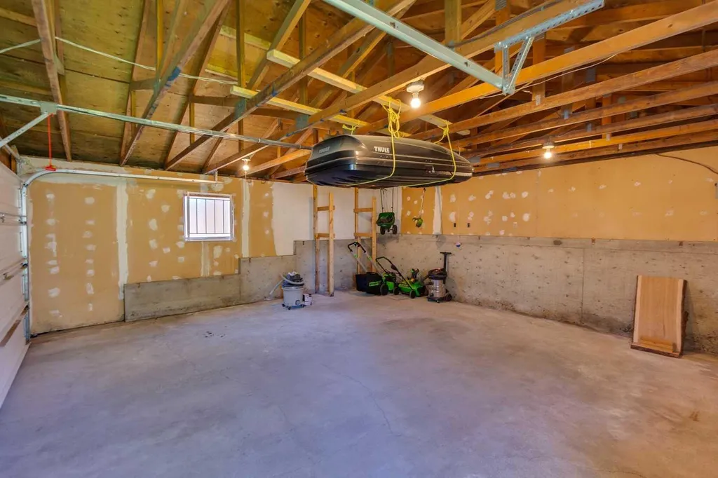 612 Cantrell Place SW Calgary AB T2W 2E5