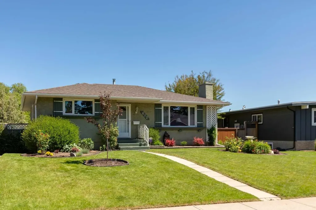 612 Cantrell Place SW Calgary AB T2W 2E5