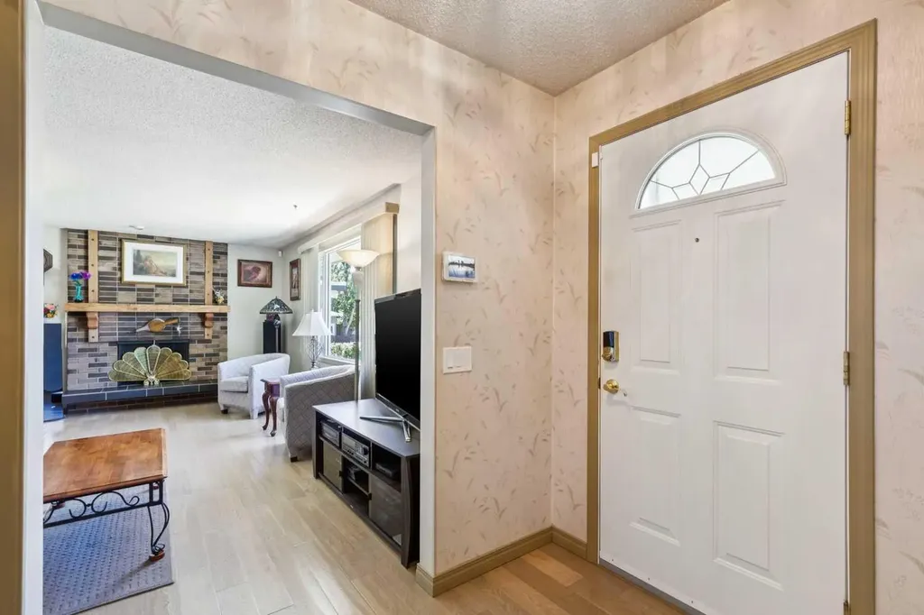 612 Cantrell Place SW Calgary AB T2W 2E5