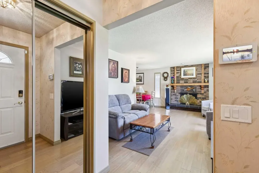 612 Cantrell Place SW Calgary AB T2W 2E5