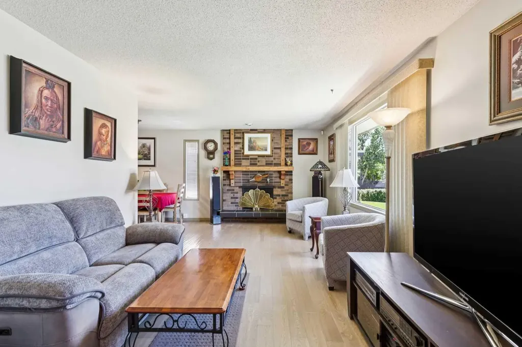 612 Cantrell Place SW Calgary AB T2W 2E5