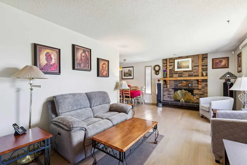 612 Cantrell Place SW Calgary AB T2W 2E5