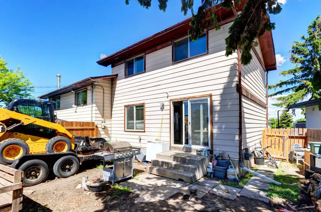 131 Dovertree Place SE Calgary AB T2B 2K3