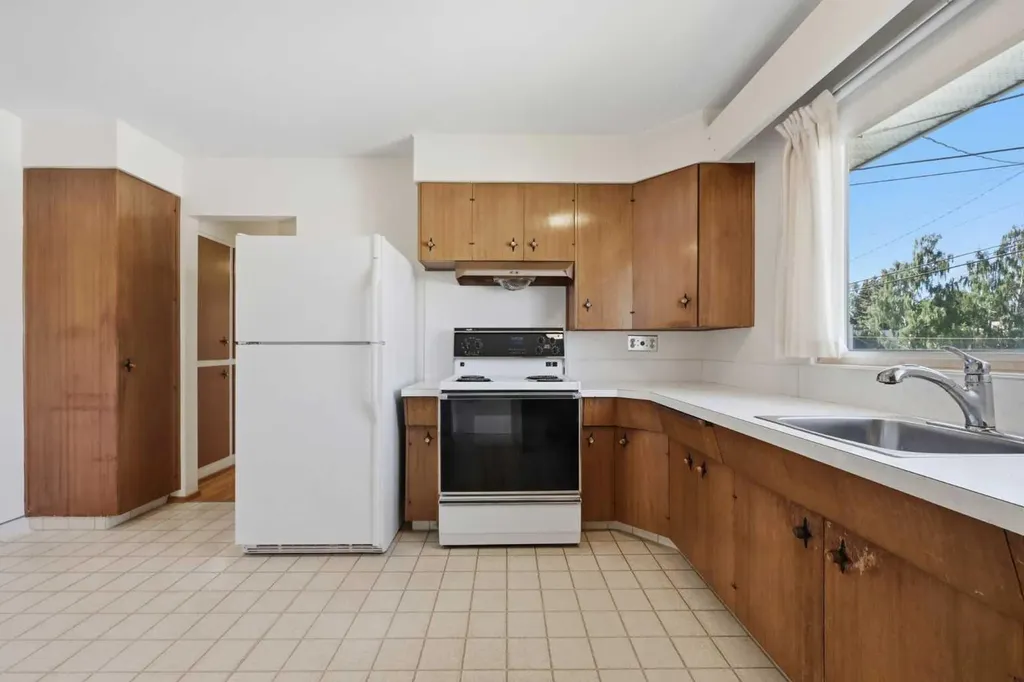 6111 34 Street SW Calgary AB T3E 5L8