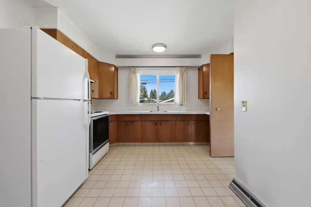 6111 34 Street SW Calgary AB T3E 5L8
