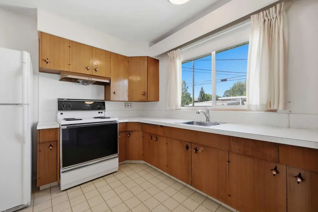 6111 34 Street SW Calgary AB T3E 5L8