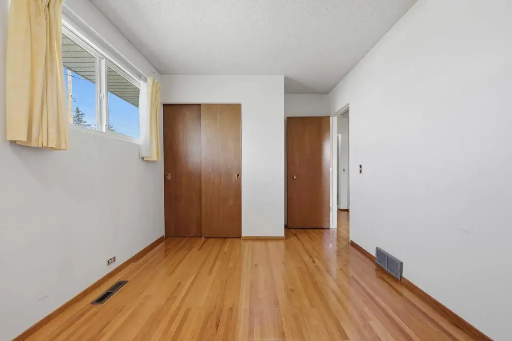 6111 34 Street SW Calgary AB T3E 5L8