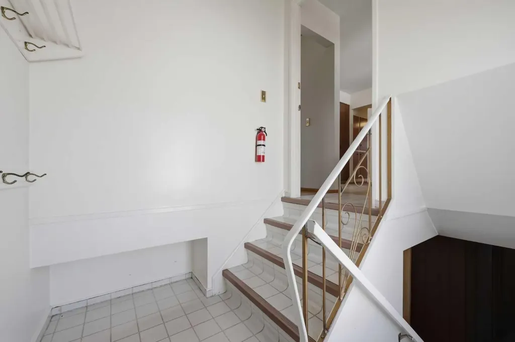 6111 34 Street SW Calgary AB T3E 5L8