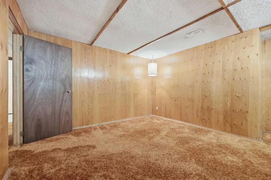 6111 34 Street SW Calgary AB T3E 5L8