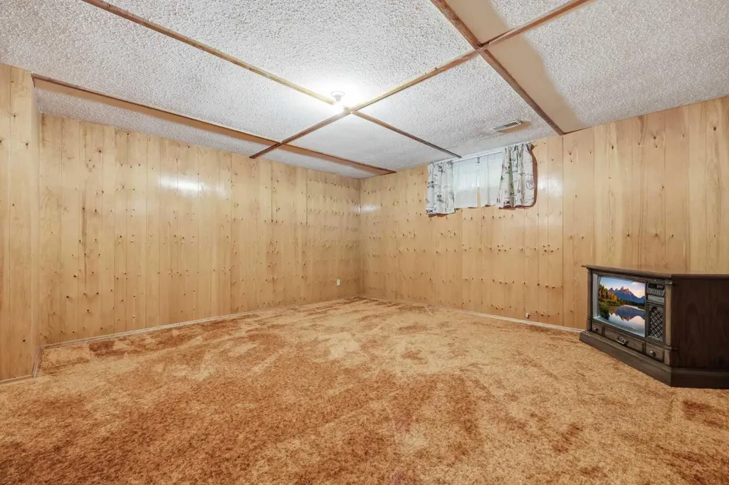 6111 34 Street SW Calgary AB T3E 5L8