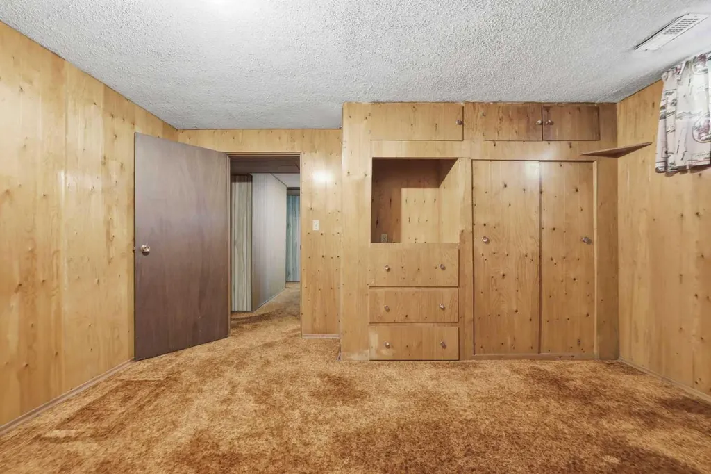 6111 34 Street SW Calgary AB T3E 5L8