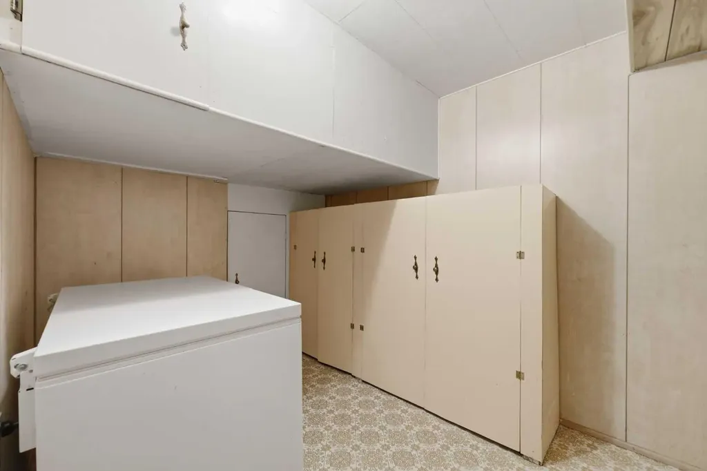 6111 34 Street SW Calgary AB T3E 5L8