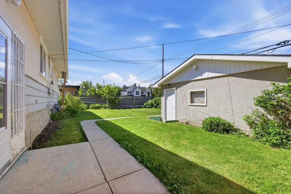 6111 34 Street SW Calgary AB T3E 5L8