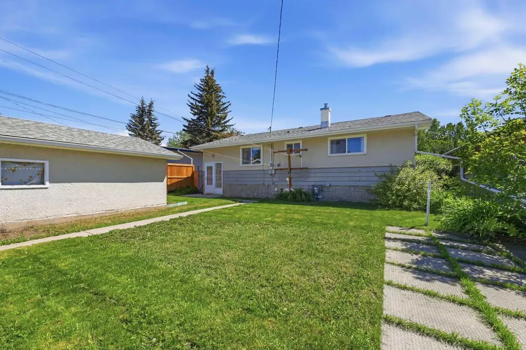 6111 34 Street SW Calgary AB T3E 5L8