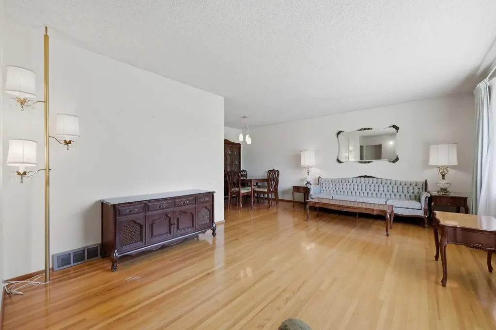 6111 34 Street SW Calgary AB T3E 5L8