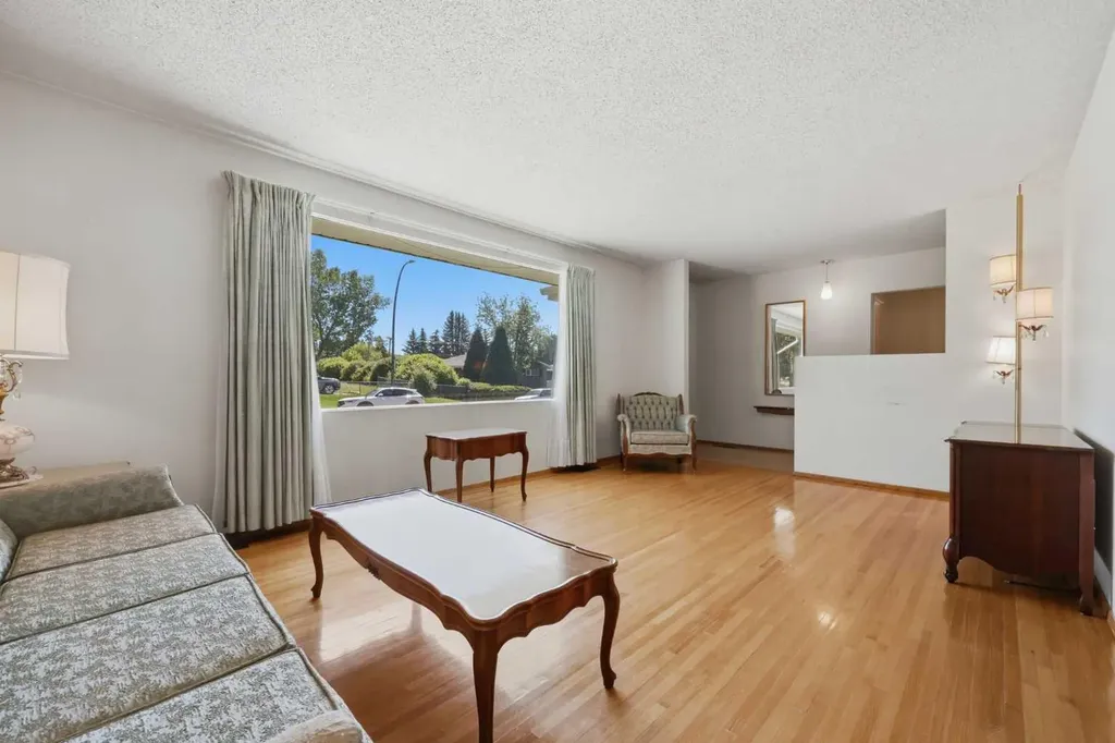 6111 34 Street SW Calgary AB T3E 5L8