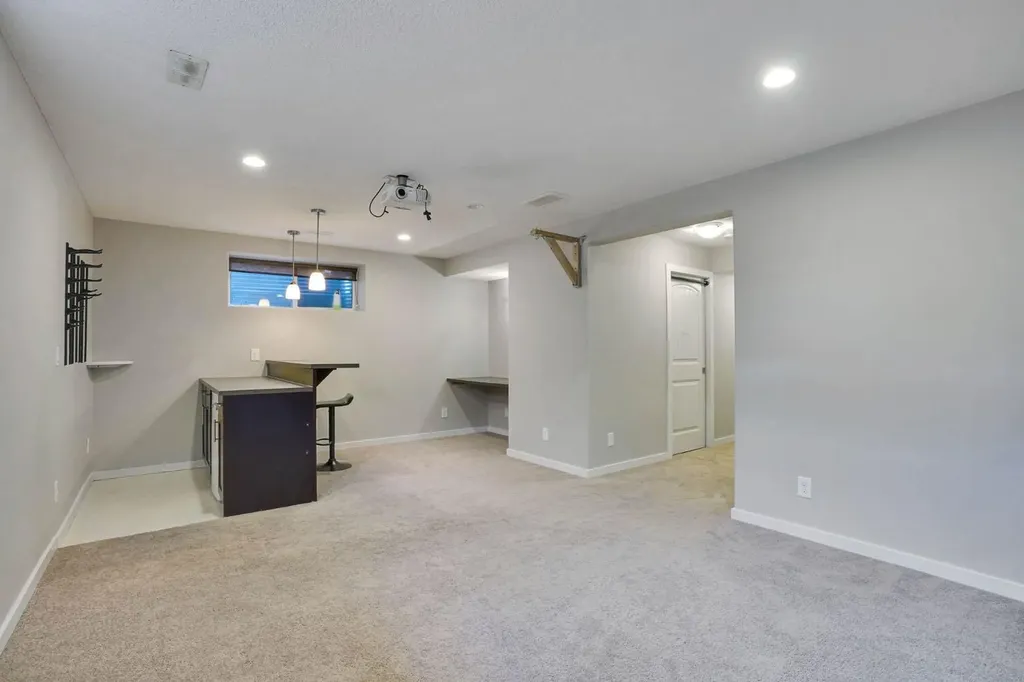 531 Evansborough Way NW Calgary AB T3P 0M8