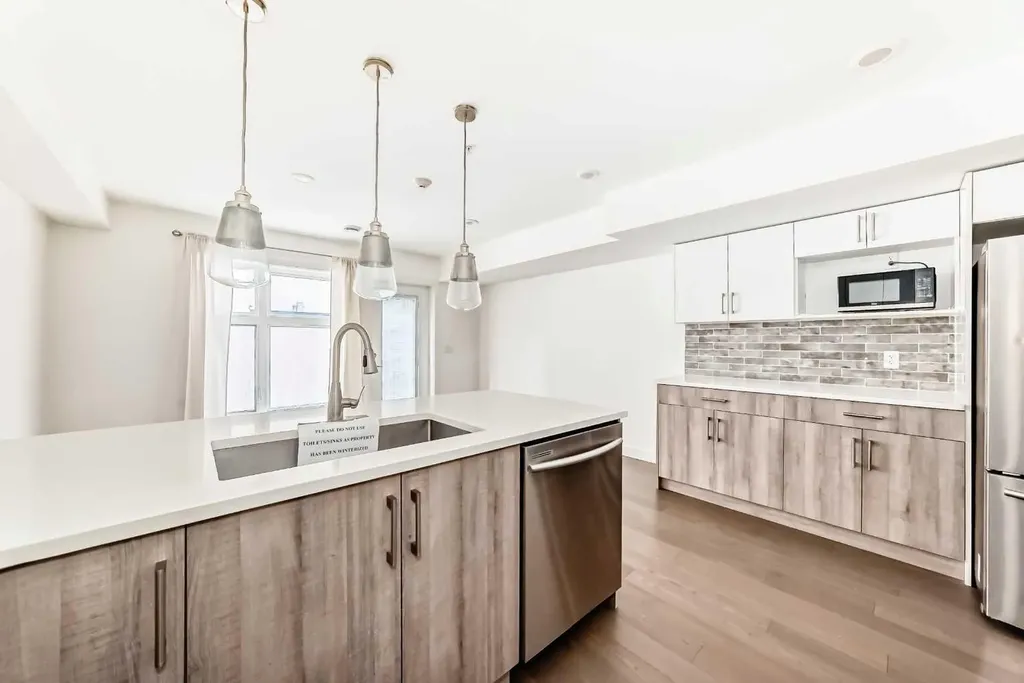 1632 20 Avenue NW Calgary AB T2M 1G8