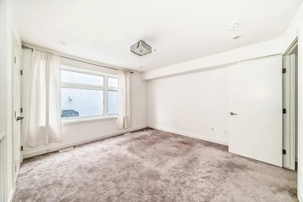 1632 20 Avenue NW Calgary AB T2M 1G8