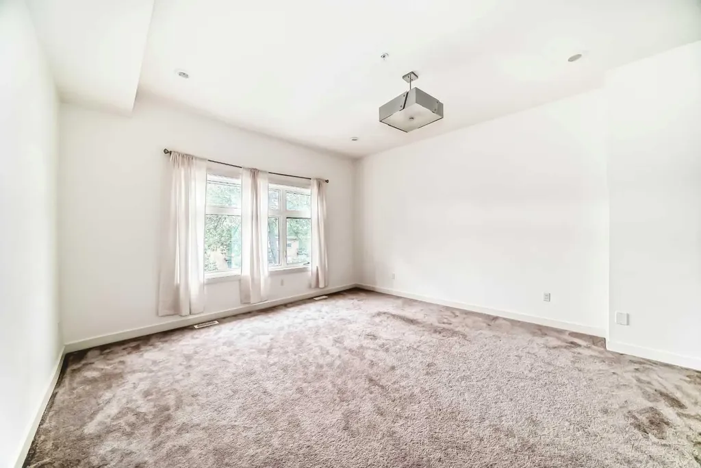 1632 20 Avenue NW Calgary AB T2M 1G8