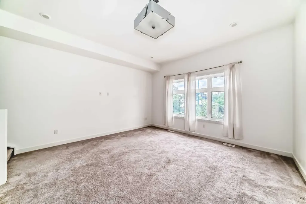 1632 20 Avenue NW Calgary AB T2M 1G8