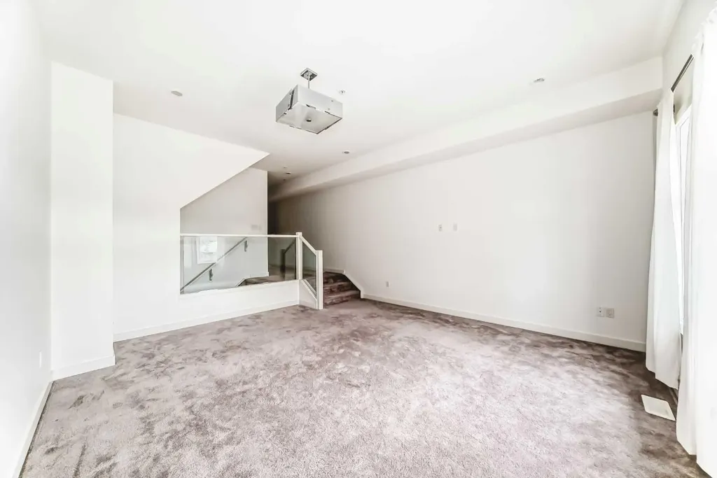 1632 20 Avenue NW Calgary AB T2M 1G8