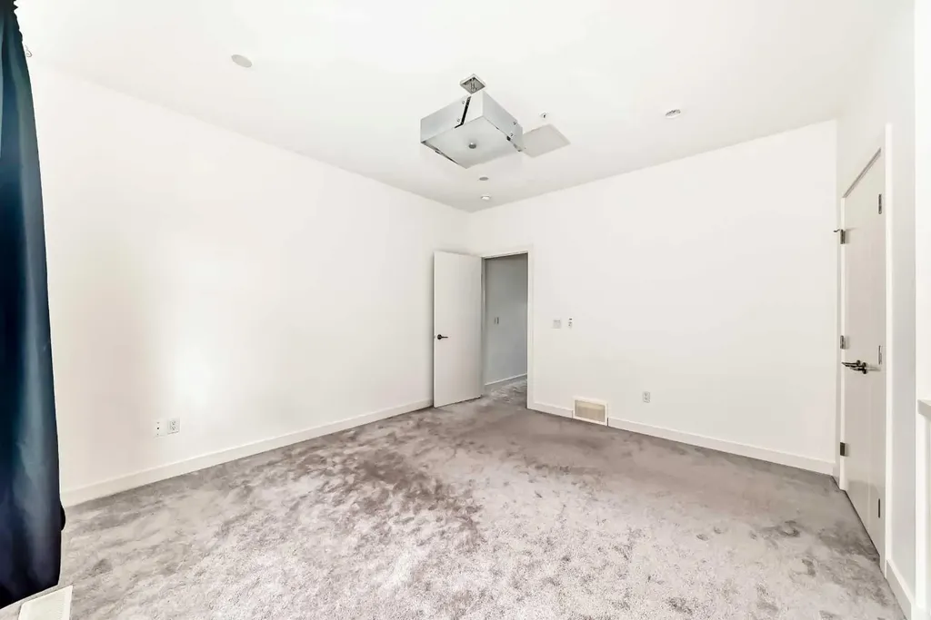 1632 20 Avenue NW Calgary AB T2M 1G8