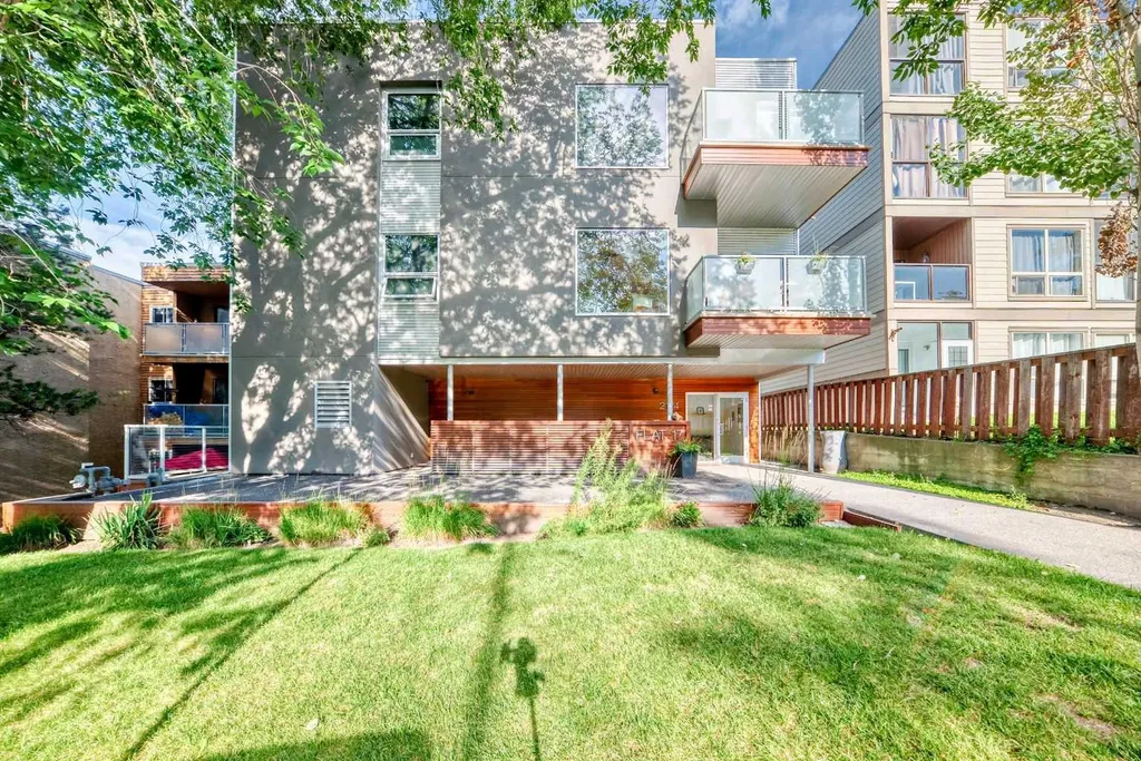 2124 17 Street SW Calgary AB T2T4M4