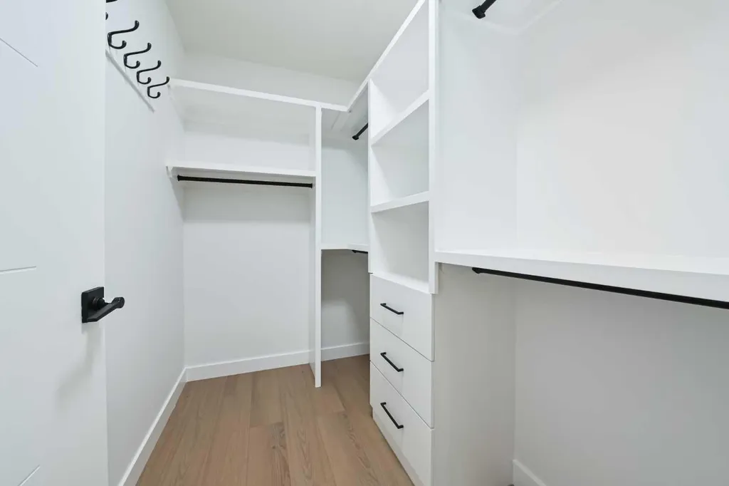 4940 45 Street SW Calgary AB T3E 3W4