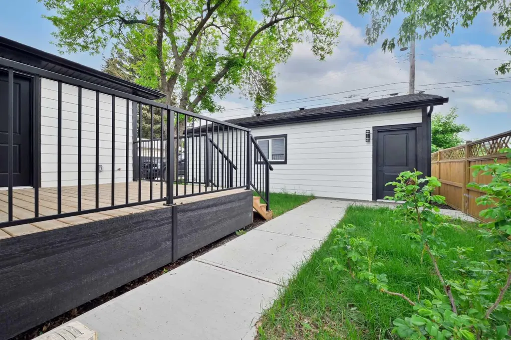 4940 45 Street SW Calgary AB T3E 3W4