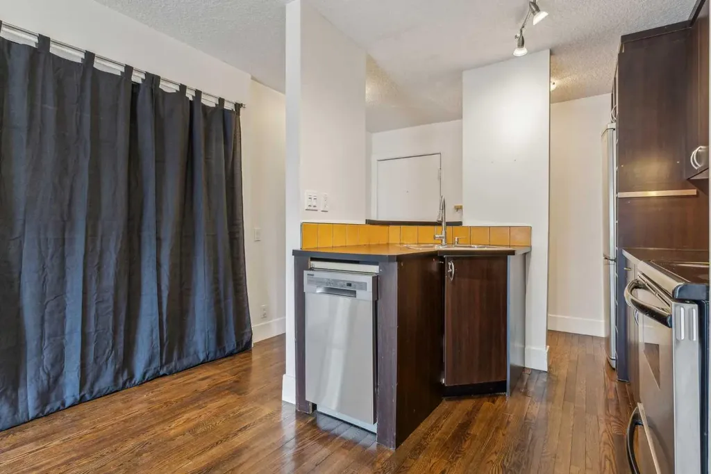 1530 16 Avenue SW Calgary AB T3C 0Z8