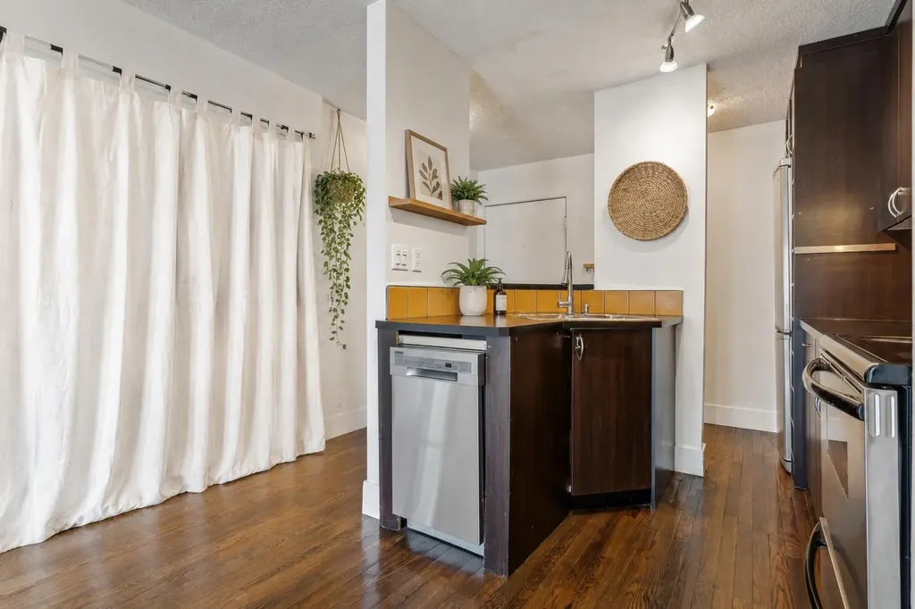 1530 16 Avenue SW Calgary AB T3C 0Z8