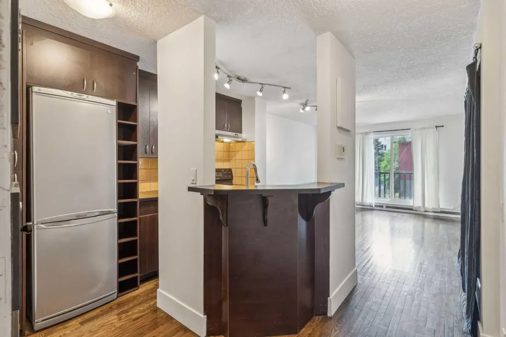 1530 16 Avenue SW Calgary AB T3C 0Z8