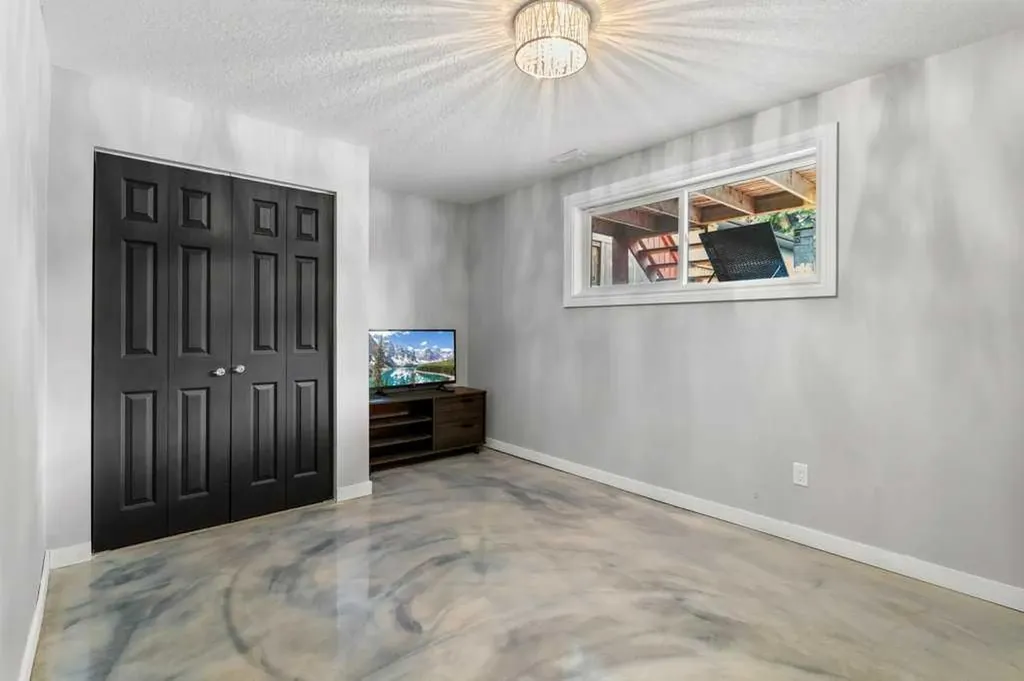 16 Willow Street Sylvan Lake AB T4S 1M1