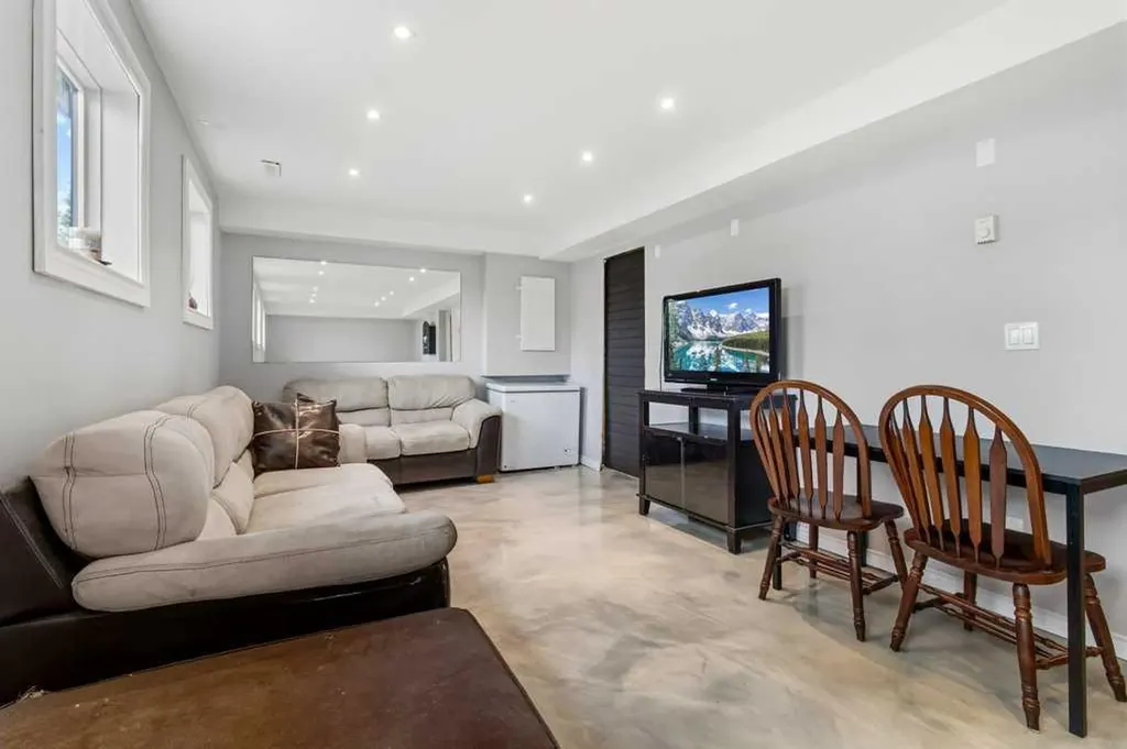 16 Willow Street Sylvan Lake AB T4S 1M1