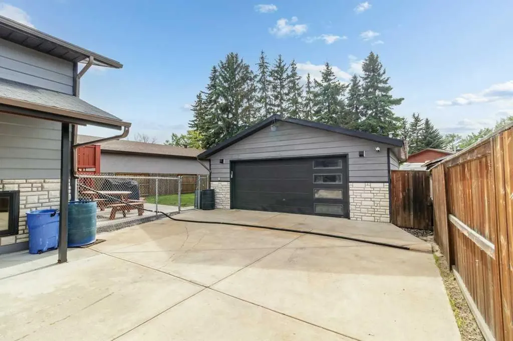 16 Willow Street Sylvan Lake AB T4S 1M1