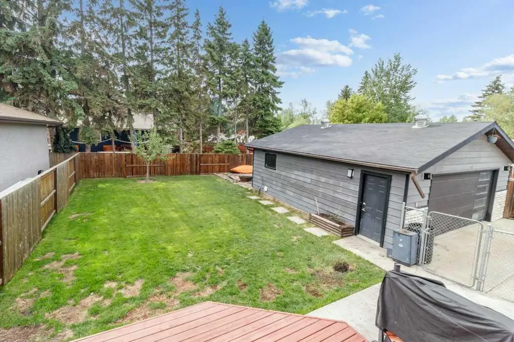 16 Willow Street Sylvan Lake AB T4S 1M1