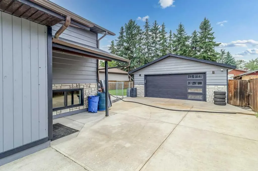 16 Willow Street Sylvan Lake AB T4S 1M1
