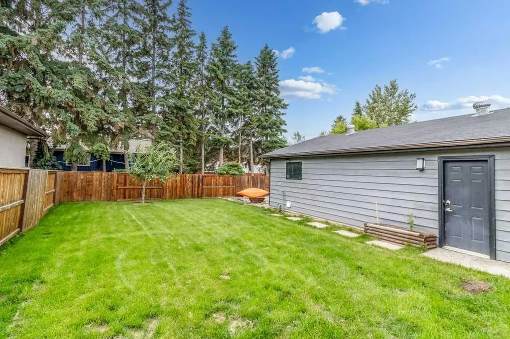 16 Willow Street Sylvan Lake AB T4S 1M1