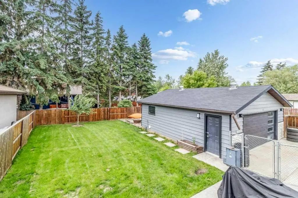 16 Willow Street Sylvan Lake AB T4S 1M1