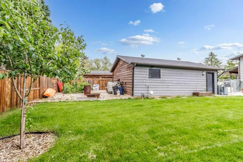 16 Willow Street Sylvan Lake AB T4S 1M1