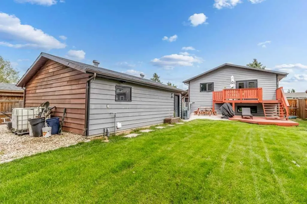 16 Willow Street Sylvan Lake AB T4S 1M1