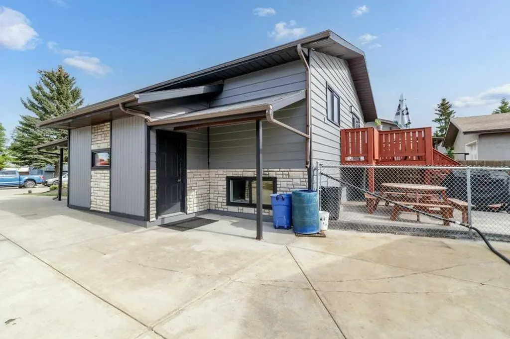 16 Willow Street Sylvan Lake AB T4S 1M1