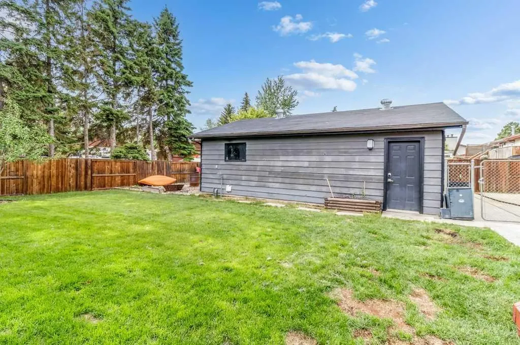 16 Willow Street Sylvan Lake AB T4S 1M1