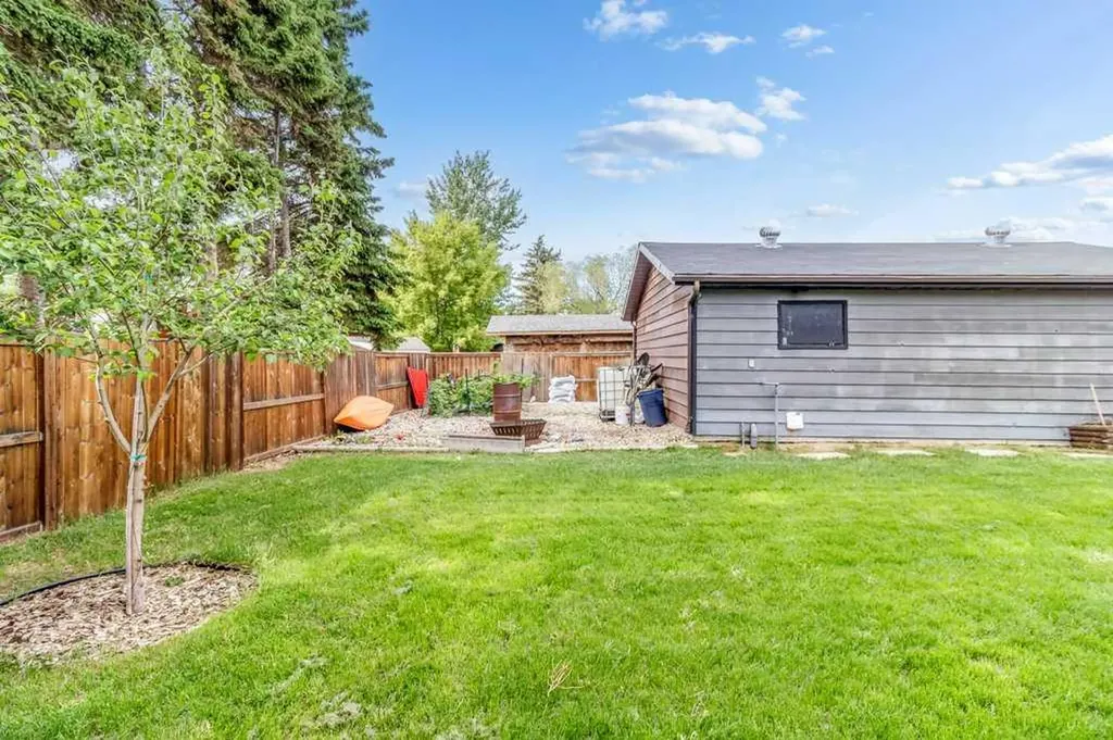 16 Willow Street Sylvan Lake AB T4S 1M1