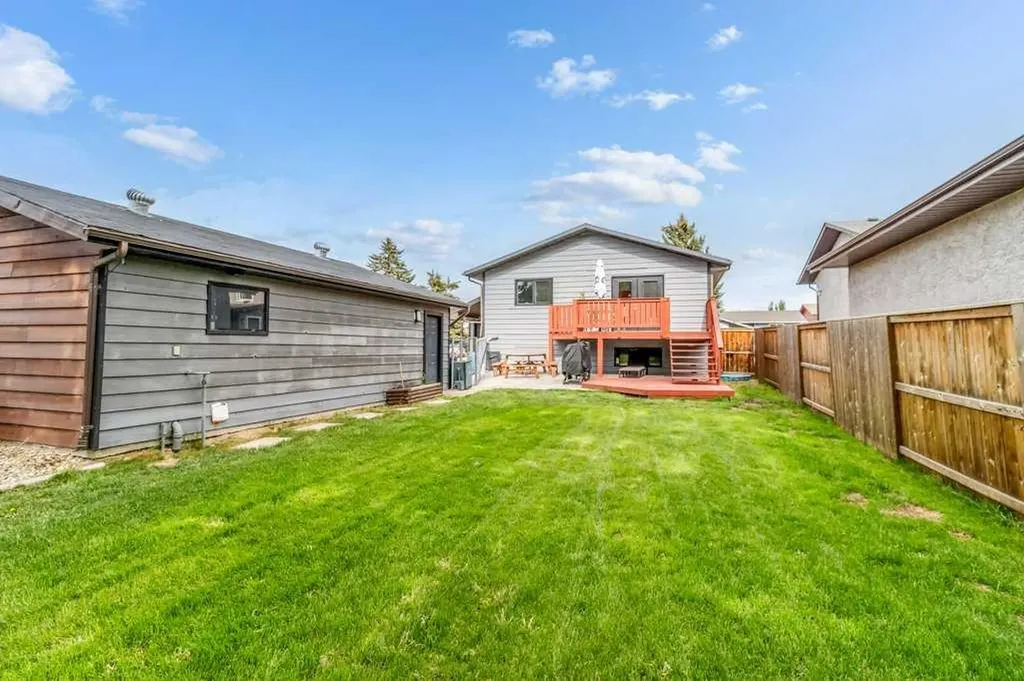 16 Willow Street Sylvan Lake AB T4S 1M1
